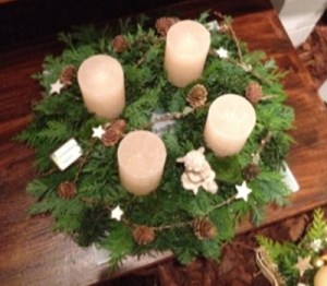 Gesteckter Adventskranz