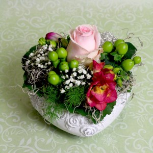 Blumengesteck mit Herz Frühling