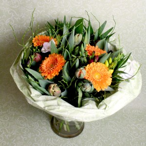 Frühlingsstrauss mit Saisonblumen