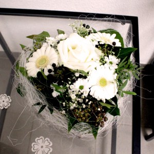 19. Gesteck Herzli mit weisser Rose 42.- Fr.