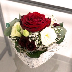 2. Gesteck Herzli mit roter Rose 23.- Fr.