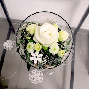 21. Gesteck weiss Glasskugel 32.- Fr.