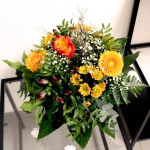 23. Blumenstrauss mit Saisonblumen orange 37.- Fr.
