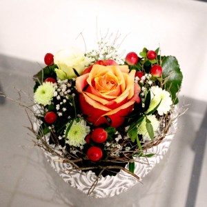 24. Gesteck Herzli mit Rose orange 25.- Fr.