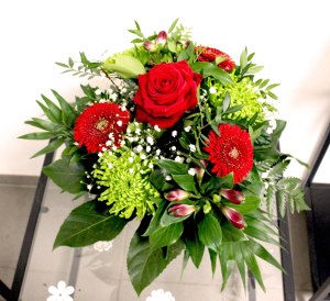 5. Blumenstraus mit Saisonblumen rot 38.- Fr.