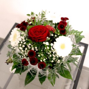 6. Gesteck rund rot 34.- Fr.