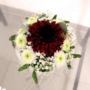 9. Gesteck klein mit Chrysanthemen 19.- Fr.