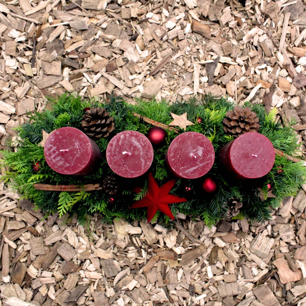 Adventsracette dunkelrot. 122.-